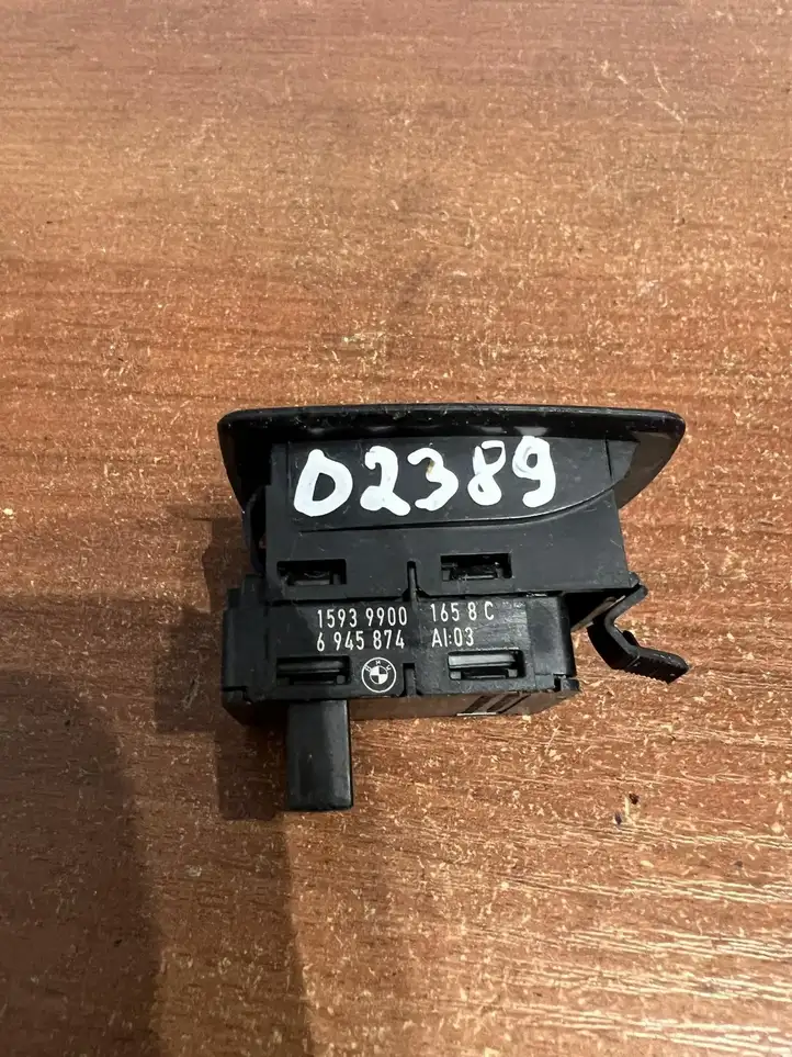 BMW 1 E81 E87 (2004 - 2011) 15939900 Кнопка фаркопа в багажнике — фото 2