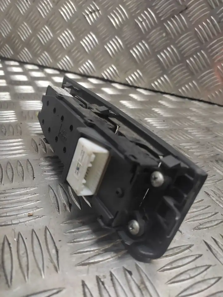 Toyota Corolla Verso AR10 (2004 - 2009) 848200F030 Блок кнопок стеклоподъемников — фото 2