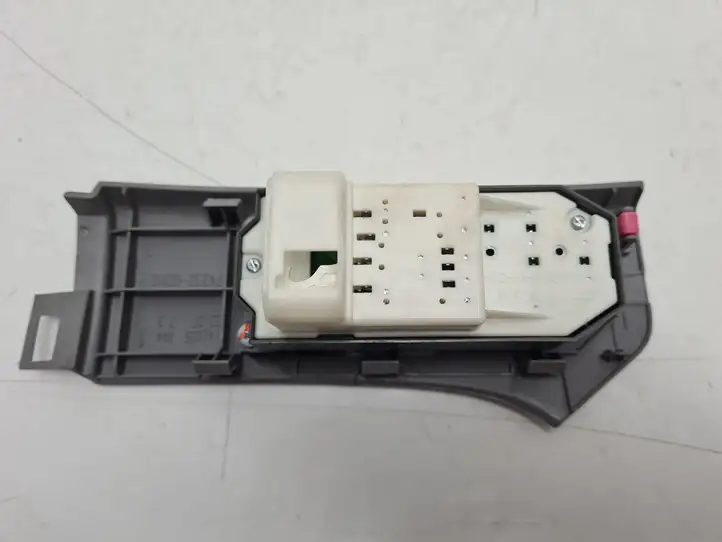 Toyota Yaris (2005 - 2009) 742320D110 Блок кнопок стеклоподъемников — фото 3