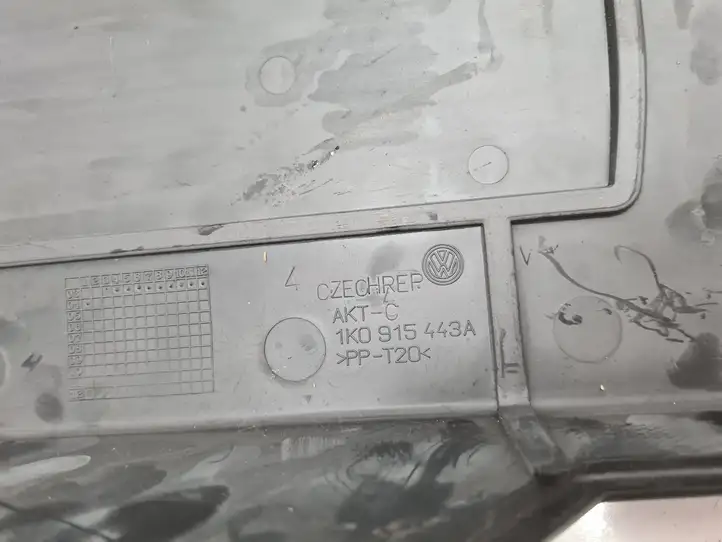 Volkswagen Golf V (2003 - 2009) 1K0915443A Крышка ящика аккумулятора — фото 3