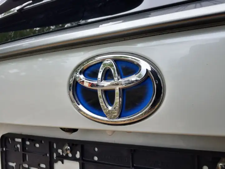 Toyota RAV 4 (XA50) (2018 - ) Крышка багажника — фото 2