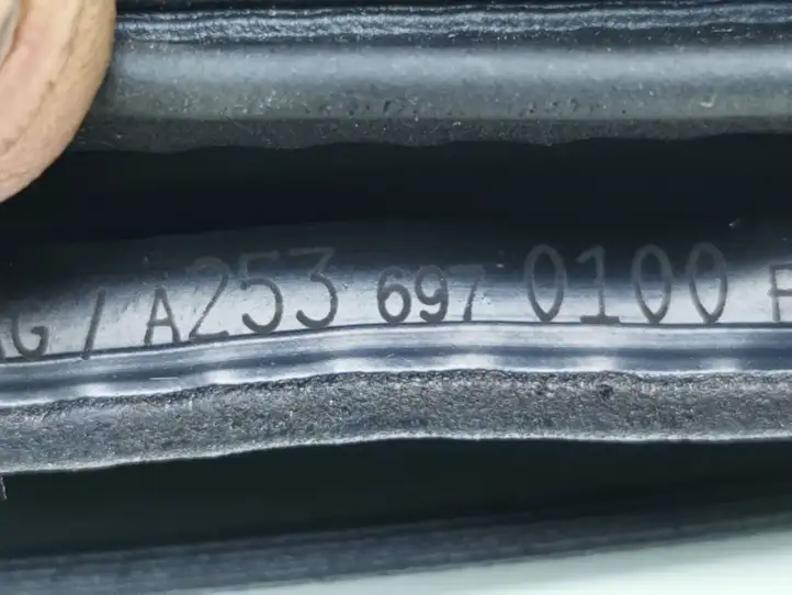 Mercedes-Benz EQC (2018 - ) A2536970100 Уплотнитель передней двери (кузов) — фото 2