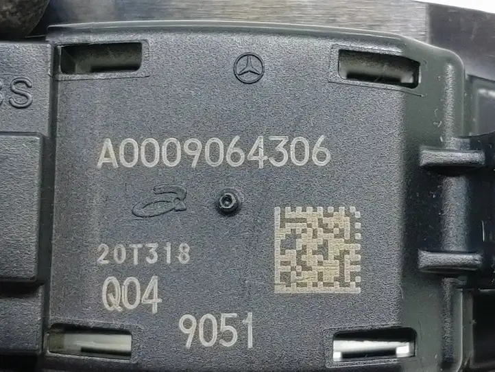 Mercedes-Benz EQC (2018 - ) A0009064306 Плафон салона — фото 4