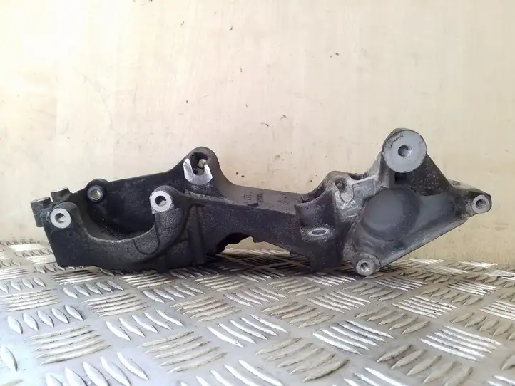 Opel Vivaro (2006 - 2014) 8200881264 Кронштейн генератора — фото 2