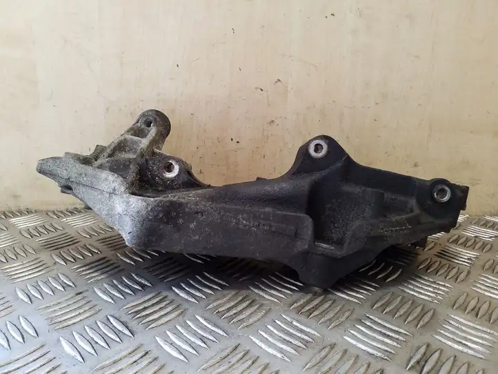 Opel Vivaro (2006 - 2014) 8200881264 Кронштейн генератора — фото 4