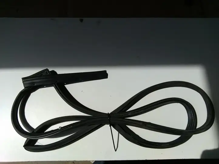 Mazda 2 (2007 - 2010) Уплотнитель задней двери — фото 3