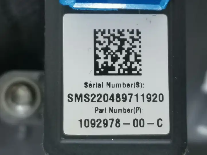 Tesla Model 3 (2017 - 2023) 1109253-00-I Наружная накладка стойки B — фото 2