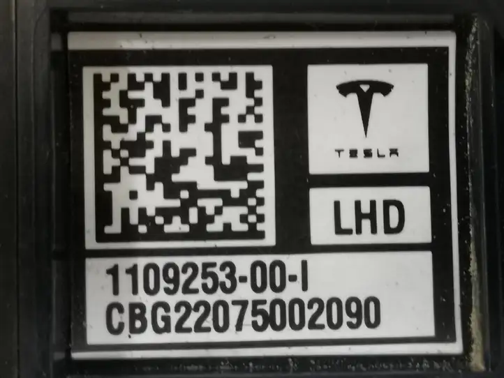 Tesla Model 3 (2017 - 2023) 1109253-00-I Наружная накладка стойки B — фото 3