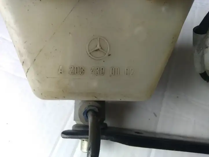 Mercedes-Benz C AMG W203 (2000 - 2007) A2034300002 Бачок тормозной жидкости — фото 2