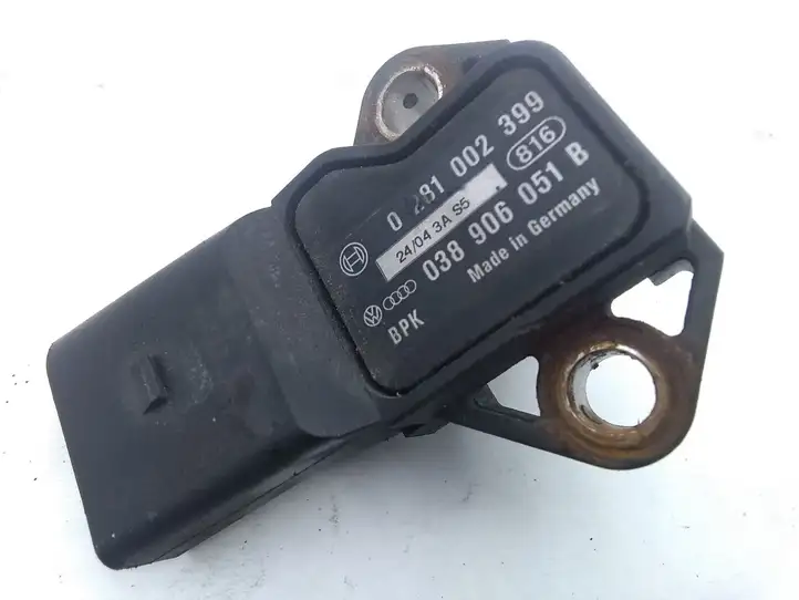 Volkswagen Golf V (2003 - 2009) 038906051B Датчик давления воздуха впуска — фото 3