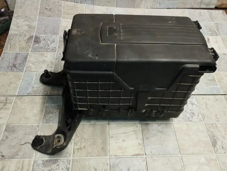 Volkswagen Golf Plus (2004 - 2008) 1K0915333 Площадка аккумулятора — фото 1