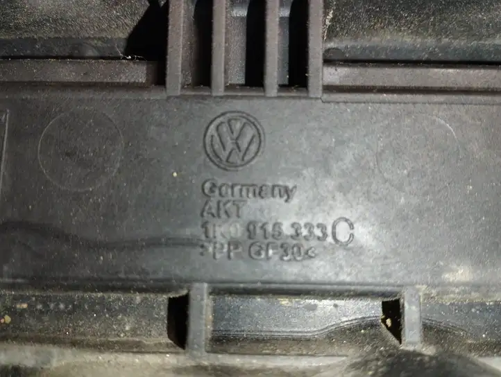 Volkswagen Golf Plus (2004 - 2008) 1K0915333 Площадка аккумулятора — фото 5
