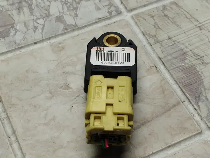 Toyota Yaris (2005 - 2009) 898310H010 Датчик удара SRS — фото 4