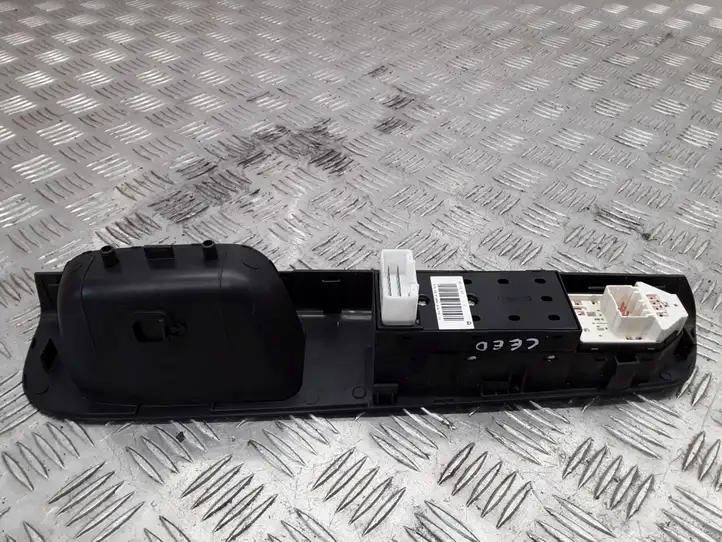 Kia Ceed (2010 - 2012) 823511H110 Кнопка стеклоподъемников — фото 6