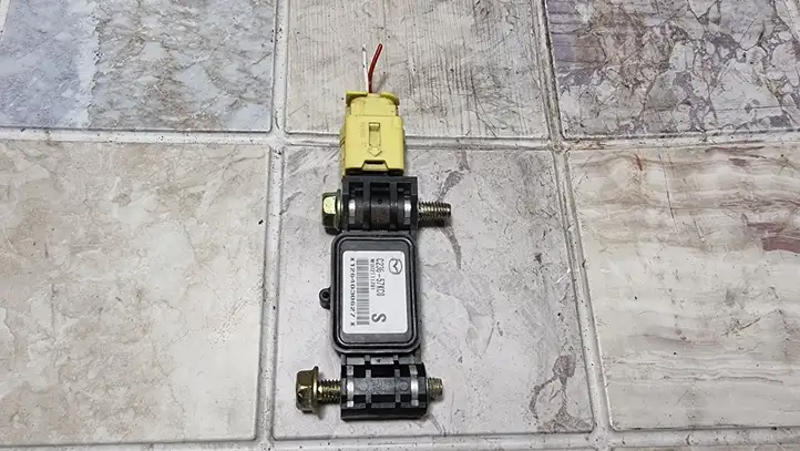 Mazda 5 (2005 - 2010) C23657KC0 Датчик удара SRS — фото 4