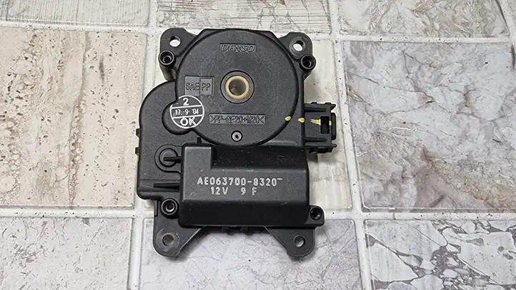 Mitsubishi Colt (2004 - 2008) AE0637008320 Двигатель задвижки потока воздуха — фото 1