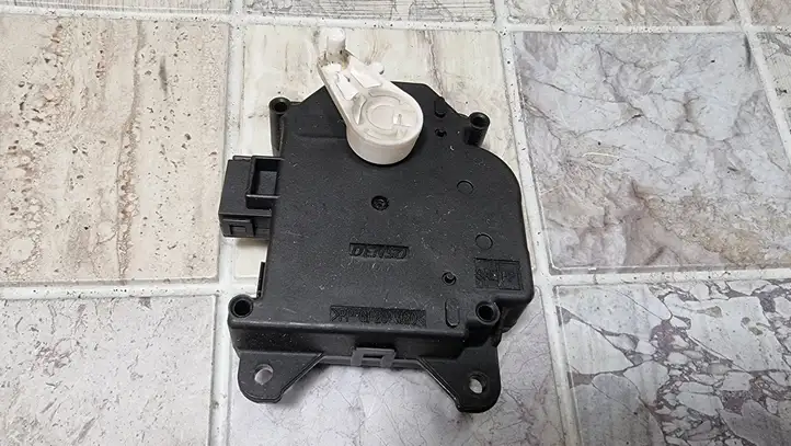 Mitsubishi Colt (2004 - 2008) AE0637008320 Двигатель задвижки потока воздуха — фото 3