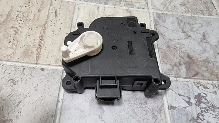 Mitsubishi Colt (2004 - 2008) AE0637008320 Двигатель задвижки потока воздуха — фото 4
