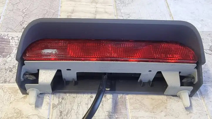 Mitsubishi Colt (2004 - 2008) MR957380 Дополнительный стоп фонарь — фото 2