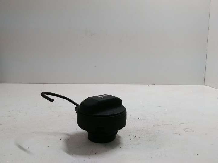 Audi A4 (2000 - 2006)  1J0201553C Закручивающаяся крышка