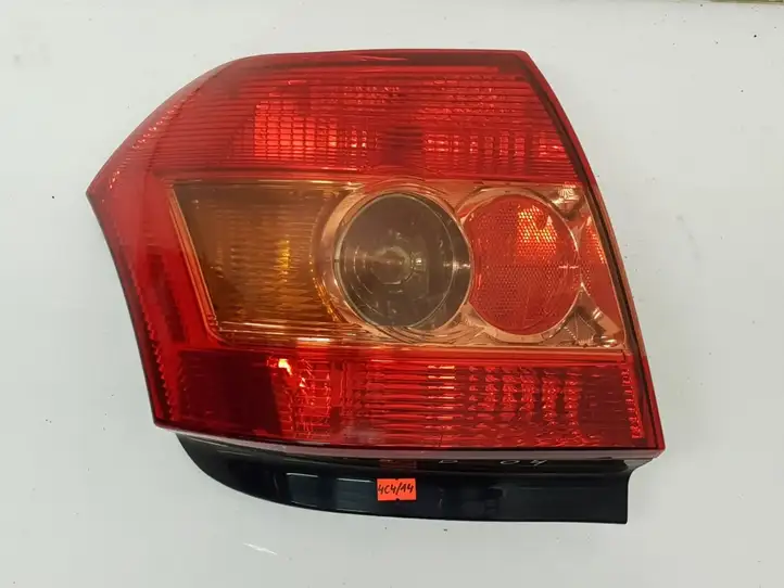 Toyota Corolla E120 E130 (2000 - 2004) 8155002300 Задний фонарь в кузове — фото 1