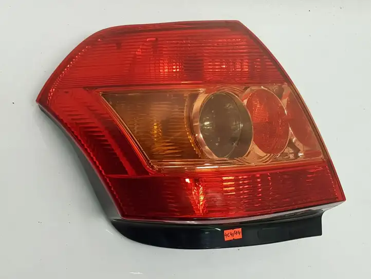 Toyota Corolla E120 E130 (2000 - 2004) 8155002300 Задний фонарь в кузове — фото 3