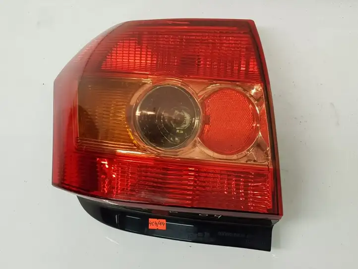 Toyota Corolla E120 E130 (2000 - 2004) 8155002300 Задний фонарь в кузове — фото 4