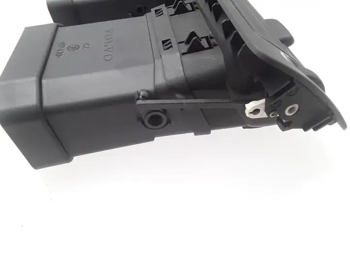 Volvo S40 (2004 - 2007) Y011450 Центральный воздушный дефлектор — фото 4