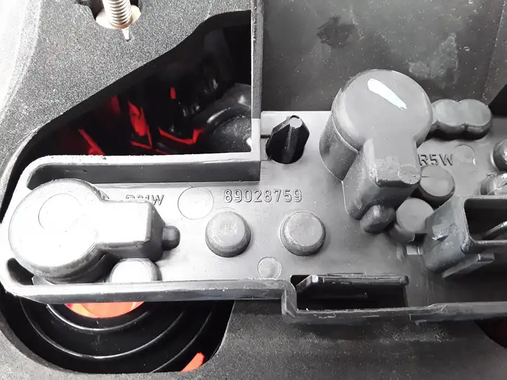 Toyota Avensis T250 (2006 - 2009) 89028759 Задний фонарь в кузове — фото 6