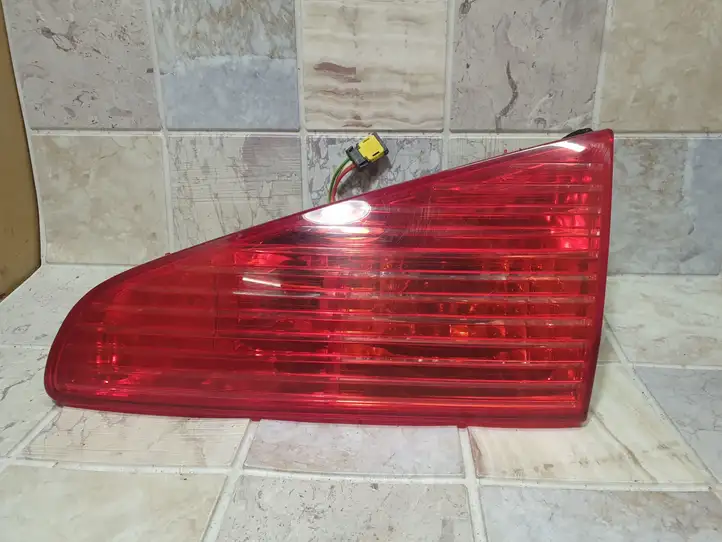 Peugeot 607 (2004 - 2010) 2543 Задний фонарь в крышке багажника — фото 1