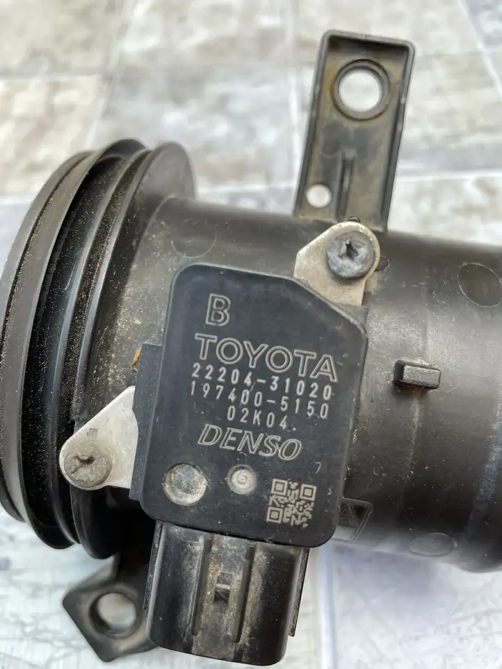 Toyota Auris 150 (2006 - 2012) 2220431020 Датчик массового расхода воздуха — фото 3