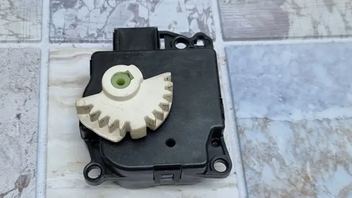 Ford B-MAX (2012 - 2018) AV1119E616AB Двигатель задвижки потока воздуха — фото 2