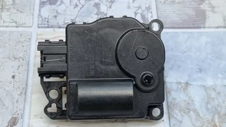 Ford B-MAX (2012 - 2018) AV1119E616AB Двигатель задвижки потока воздуха — фото 5