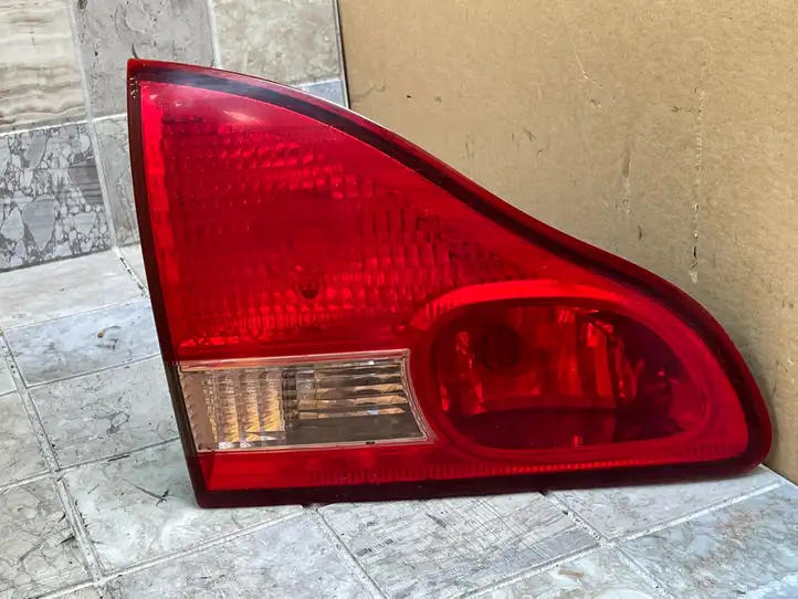 Toyota Avensis Verso (2001 - 2004) 4441 Задний фонарь в крышке багажника — фото 1