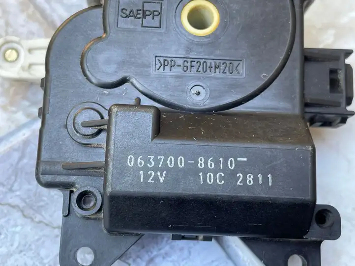 Toyota Avensis Verso (2001 - 2004) 0637008610 Двигатель задвижки потока воздуха — фото 3