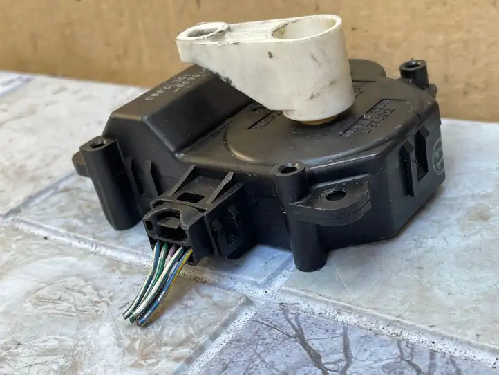Toyota Avensis Verso (2001 - 2004) 0637008600 Двигатель задвижки потока воздуха — фото 2