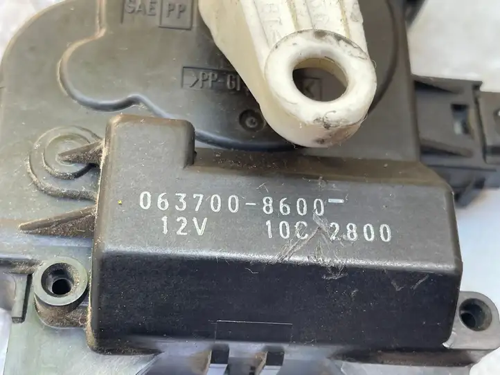 Toyota Avensis Verso (2001 - 2004) 0637008600 Двигатель задвижки потока воздуха — фото 3