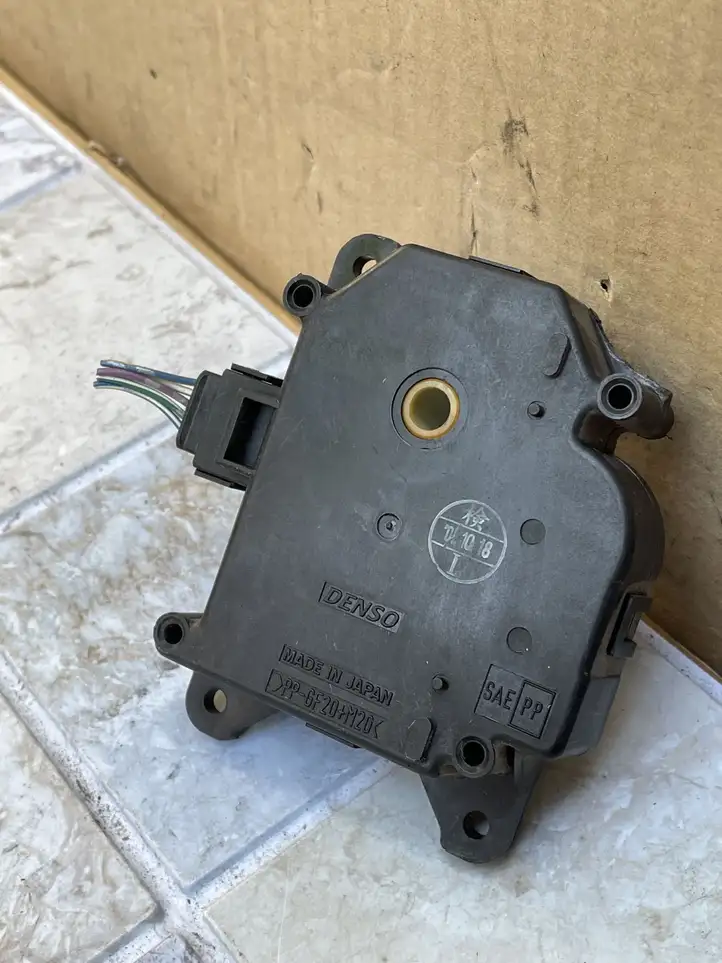 Toyota Avensis Verso (2001 - 2004) 0637008600 Двигатель задвижки потока воздуха — фото 4