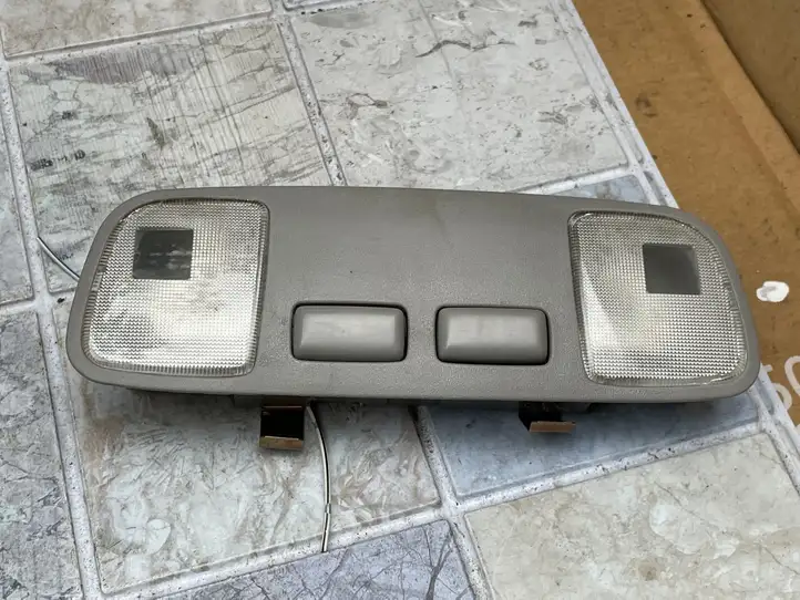 Toyota Avensis Verso (2001 - 2004) Передняя подсветка — фото 1