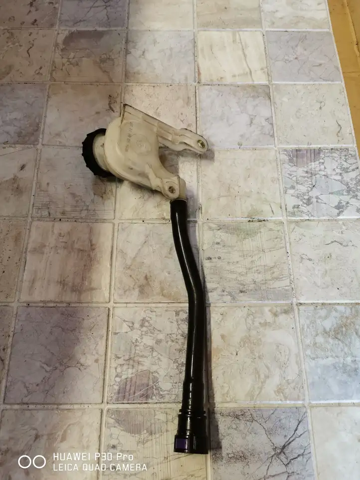 Ford Fiesta (2000 - 2005) 8V512K478A Бачок тормозной жидкости — фото 2