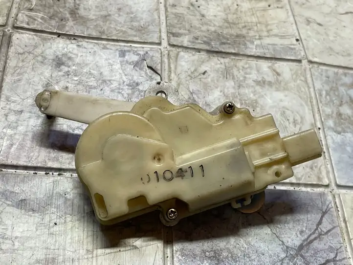 Toyota Yaris (1999 - 2003) Двигатель задвижки потока воздуха — фото 3