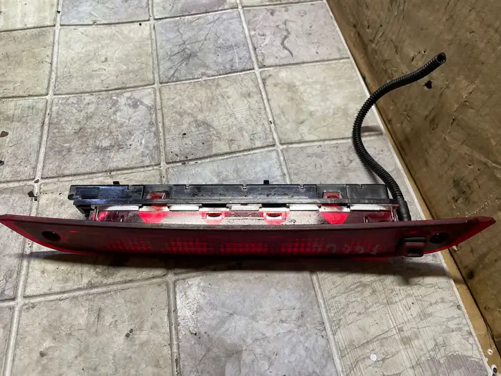 Ford Focus (2005 - 2008) XS4X13A613AB Дополнительный стоп фонарь — фото 3