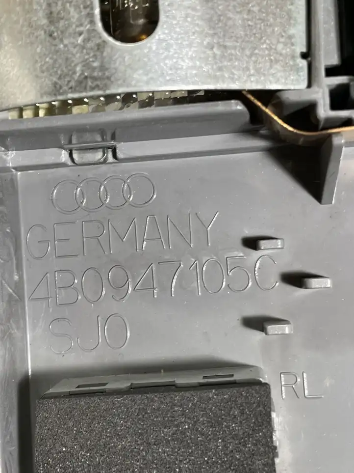 Audi A6 S6 C5 4B (2001 - 2004) 4B0947105C Передняя подсветка — фото 3