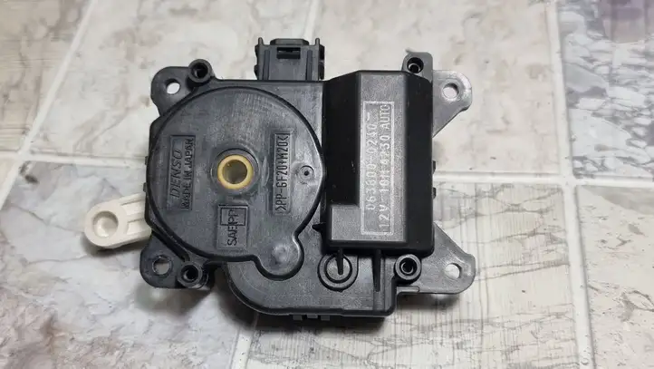 Toyota Prius (XW20) (2003 - 2009) 0638000240 Двигатель задвижки потока воздуха — фото 2