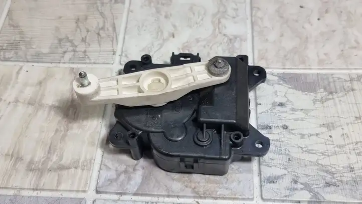 Toyota Prius (XW20) (2003 - 2009) 0637007960 Двигатель задвижки потока воздуха — фото 4