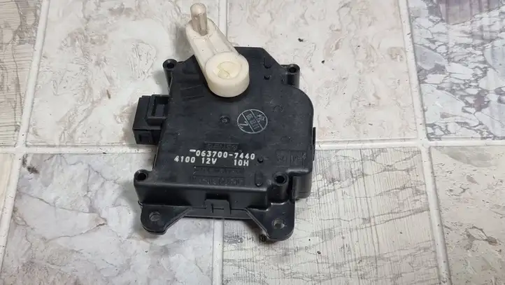 Toyota Prius (XW20) (2003 - 2009) 0637007440 Двигатель задвижки потока воздуха — фото 2