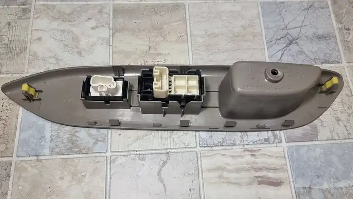 Toyota Yaris (2005 - 2009) 7423152420 Блок кнопок стеклоподъемников — фото 4