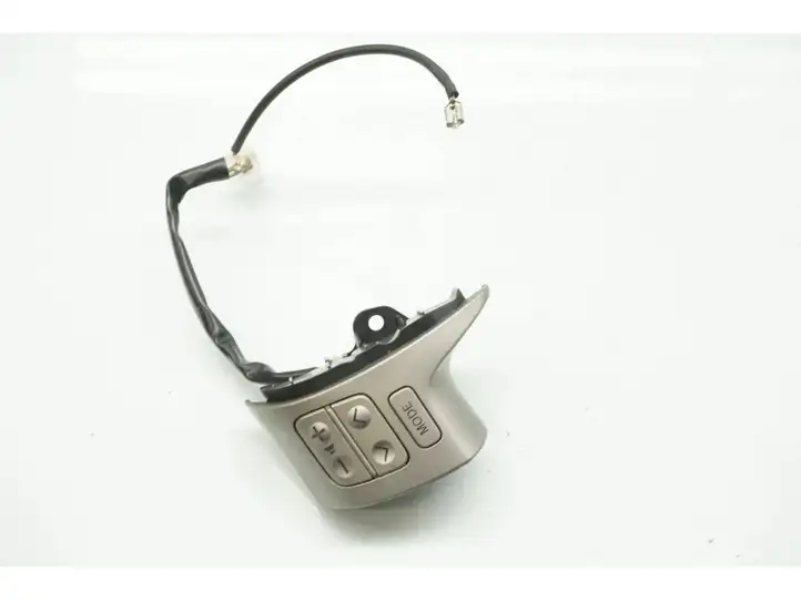 Toyota Auris 150 (2006 - 2012) Кнопки на рулевом колесе — фото 1