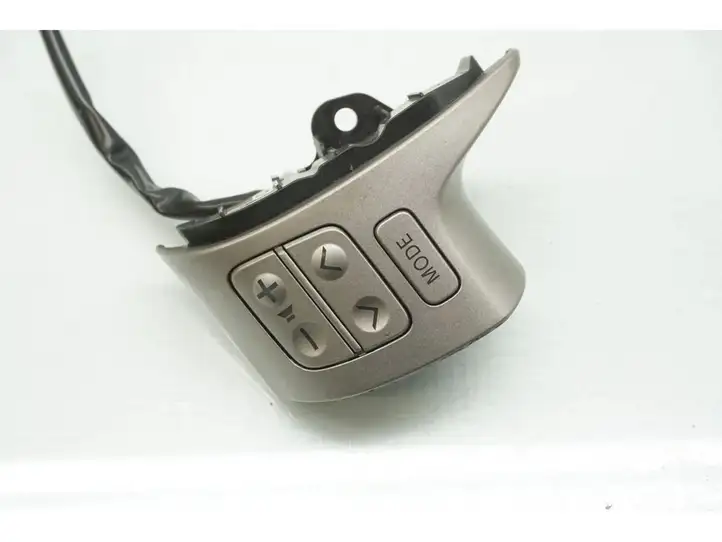 Toyota Auris 150 (2006 - 2012) Кнопки на рулевом колесе — фото 2