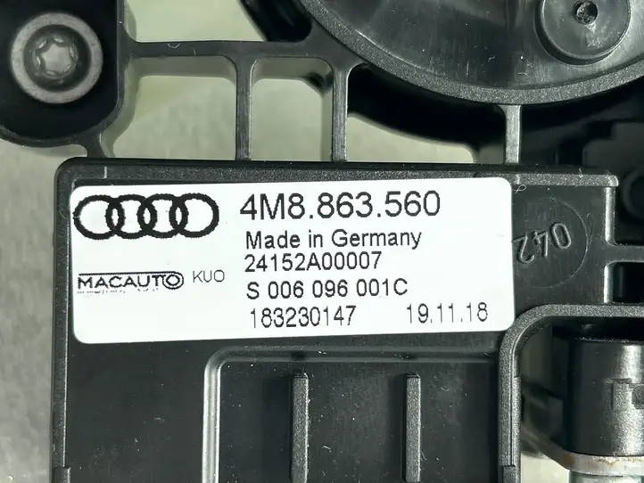 Audi Q8 (2018 - ) 4M8863560 Механизм шторки багажника — фото 9
